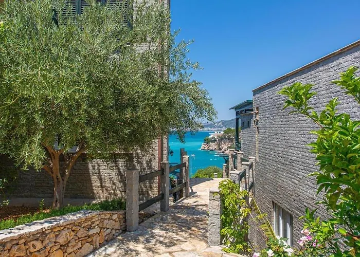 Aquamarine 2, Vlorë